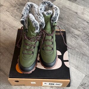 NWT Bogs Green Winter Boots with Faux Fur Lining